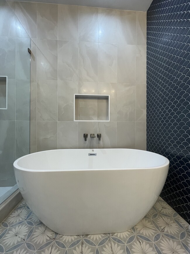 Just renovated full bathroom - 601 S Sweetzer Ave