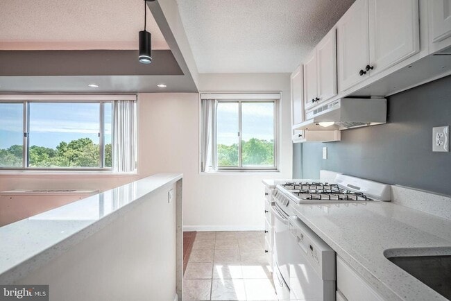 Building Photo - 2500 N Van Dorn St