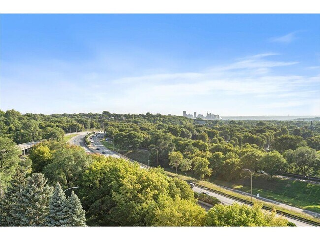 Building Photo - 470 Lexington Parkway S