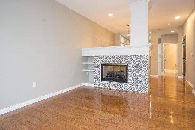 Building Photo - 2 bedroom in Kirkland WA 98033