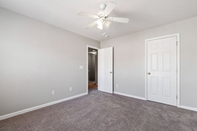 Building Photo - Beautiful End-Unit Townhome in Sought-After Breckenridge!