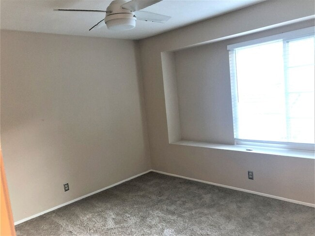 Building Photo - Beautiful 3 BD, 2.5 BA Townhome At The Gro...