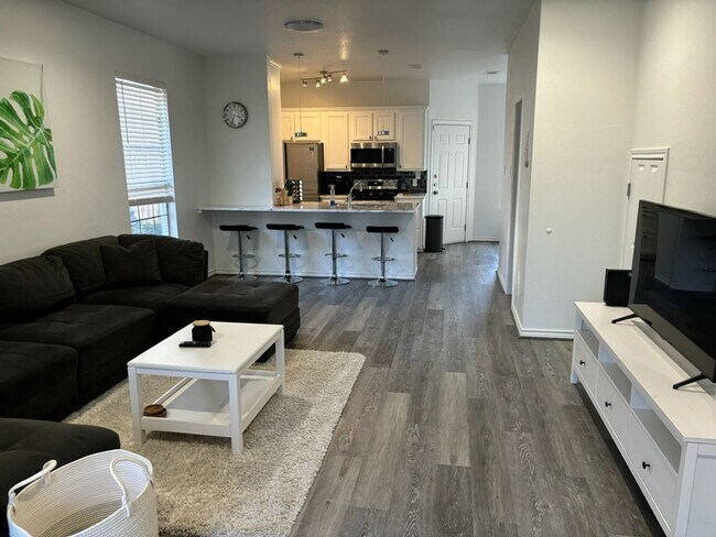 Building Photo - Fully Furnished Baylor Condo