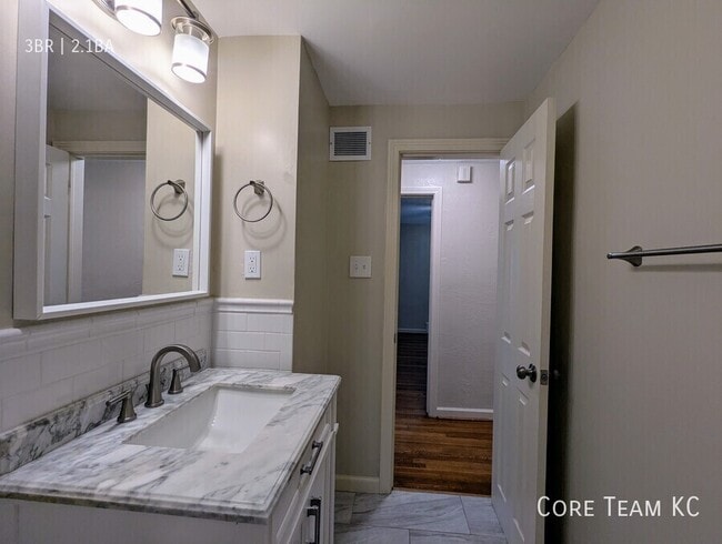 Building Photo - 629 E Meyer Blvd