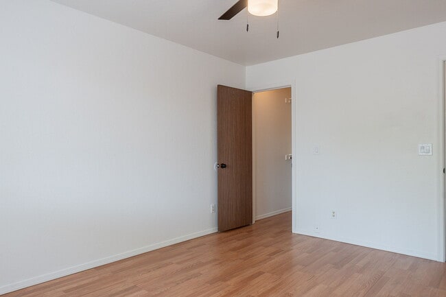 Building Photo - 402 N 101st Pl