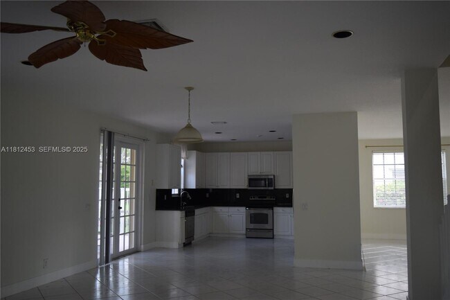 Building Photo - 991 Crestview Cir