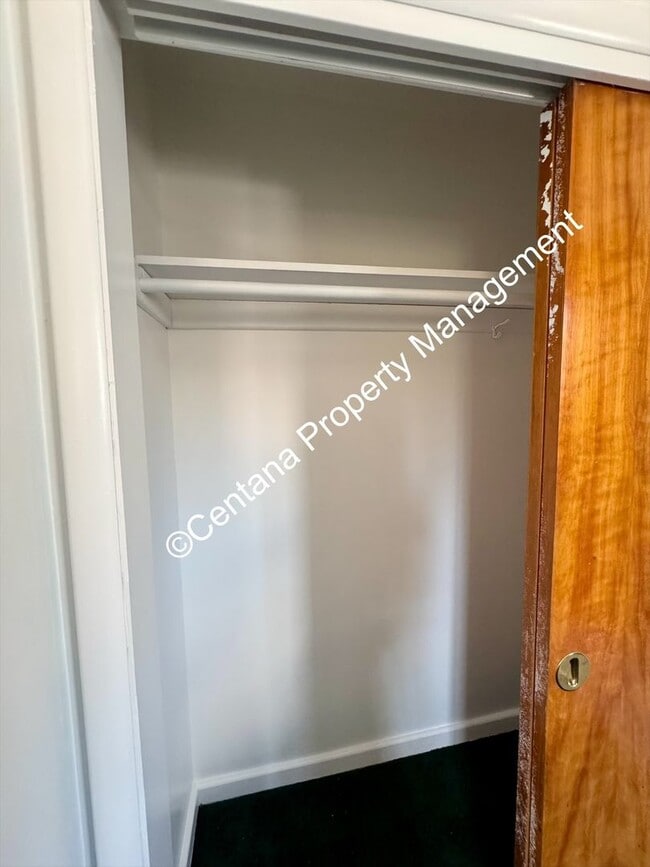 Building Photo - 2 Bedroom House on the Flats with a finish...