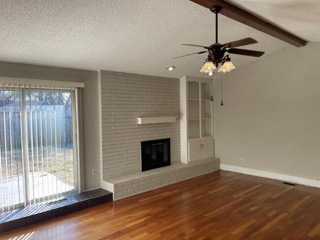 Building Photo - 3 bed 2 bath, 2 car with wood floors, fenc...