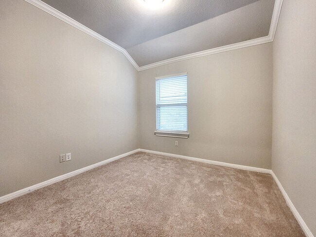 Building Photo - Beautiful Solar-Powered 4BR / 2BA Home – Big Backyard & Modern Kitchen