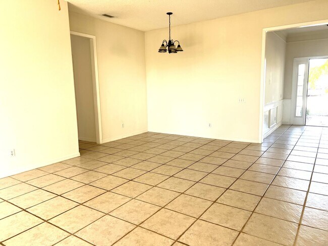 Building Photo - Welcome to your new home in beautiful Venice, Fl!  2 Bedroom 2 Bath w/ Den