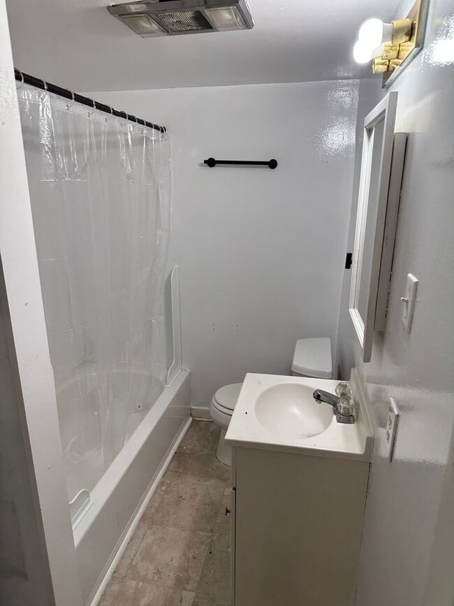 Building Photo - 3 bed 2 bed house in Henrico! Big yard, la...