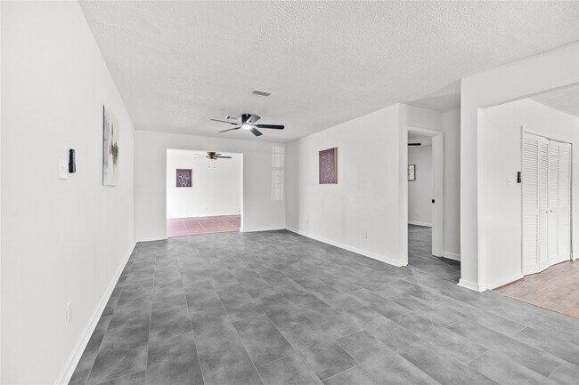 Building Photo - 10027 Valley Sun Dr