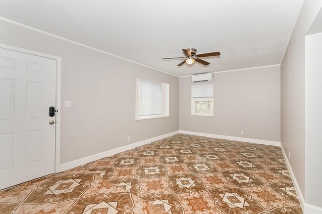 Building Photo - 1531 N Indianapolis Ave