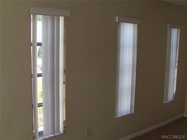 Building Photo - 9081 N Golfview Dr