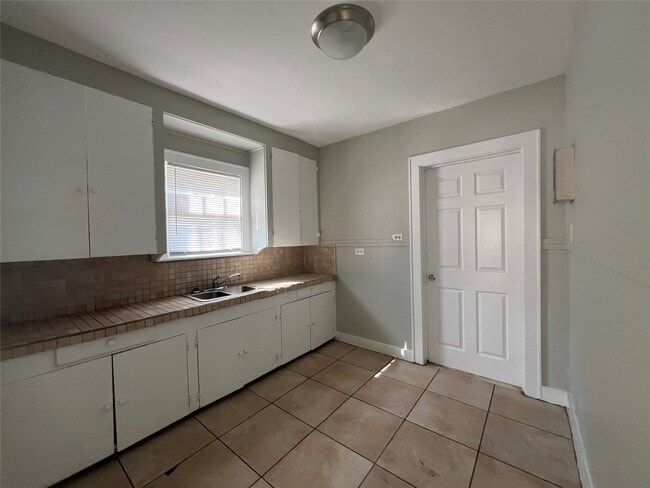 Building Photo - 514 10th Ave N