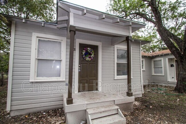 Building Photo - 932 Poinsettia St