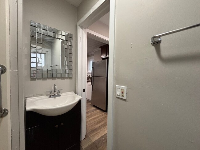 Building Photo - 4 Bedroom 2 Bath Single Family Home W/Garage!