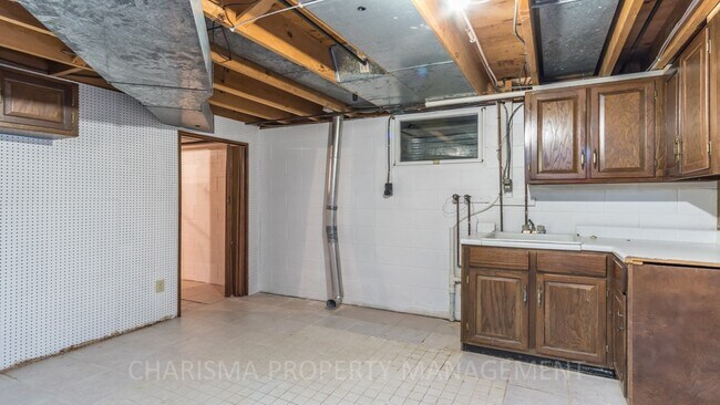 Building Photo - 1605 E 49th St