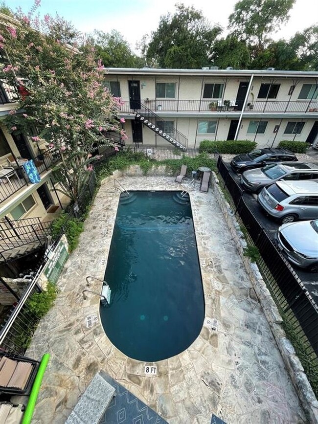 Building Photo - 1bed/1bath condo in 78704