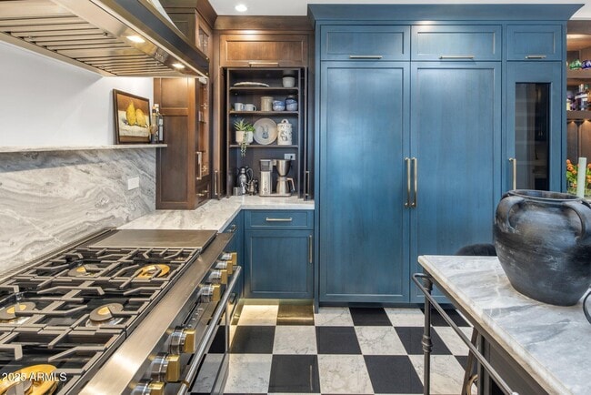 Building Photo - 2211 E Camelback Rd