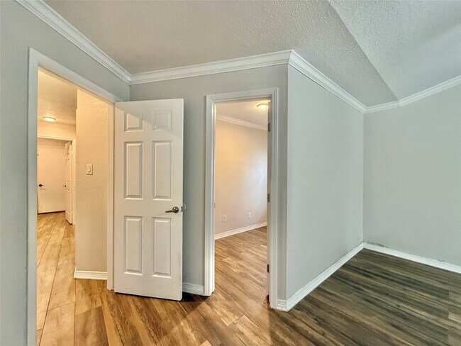 Building Photo - 42 Village Knoll Pl