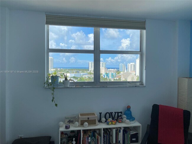 Building Photo - 6900 Bay Dr