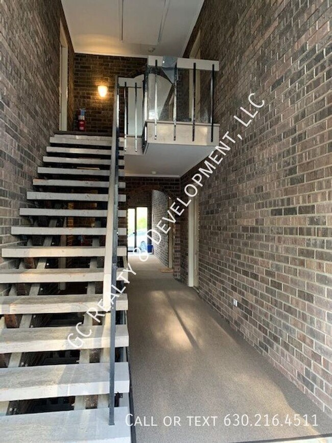 Building Photo - 20 Simpson St