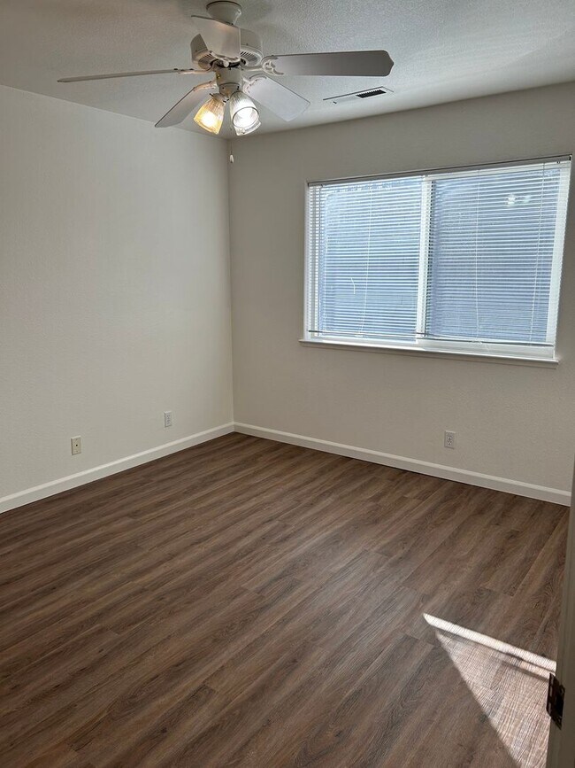 Building Photo - 582 Morgan Dr