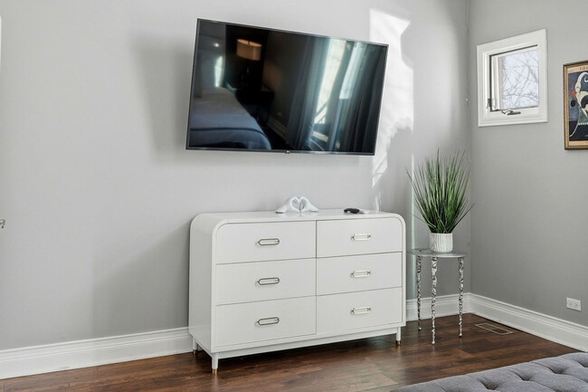 Building Photo - 657 N Carpenter St