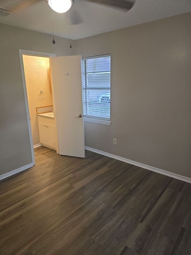 Building Photo - Refurbished - 3 bdrm 1.5 bath