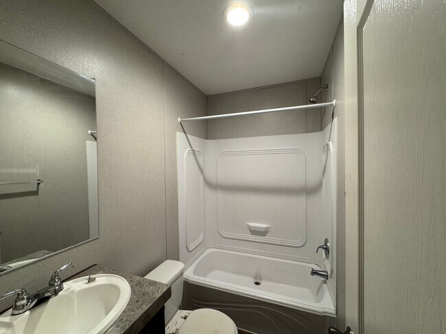 Building Photo - Cute 3/2 Mobile Home in Marianna w/ Lawn Maintenance Included