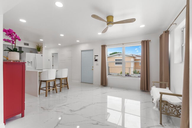 Building Photo - 201 NE 28th Ct