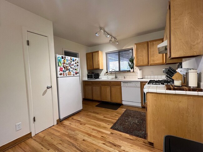 Building Photo - Spacious 4 Bed/3.5 Bath in Boulder - Available July 6th!