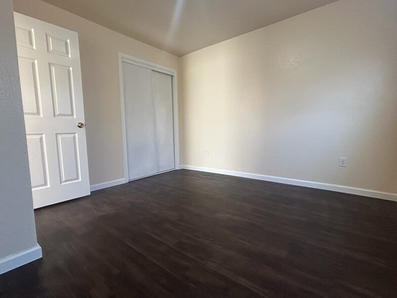 Building Photo - 425 Hyland Dr