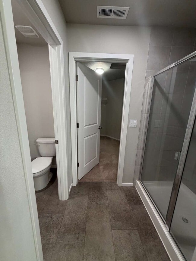 Building Photo - 3 Bedroom / 2.5 Bathroom Townhome - Near Bethany & PCC