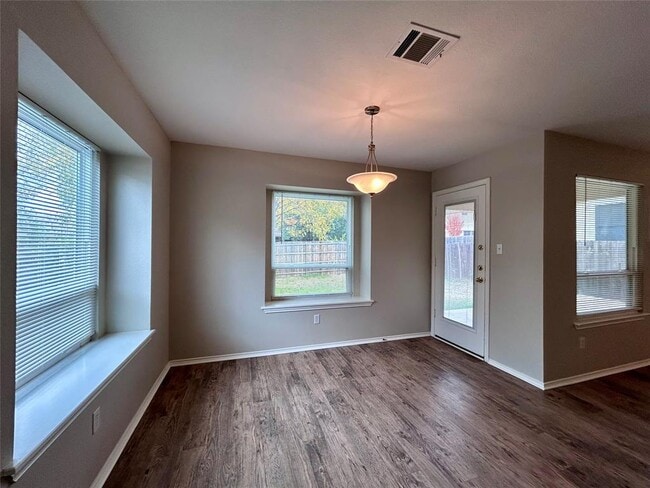 Building Photo - 1104 Doras Dr