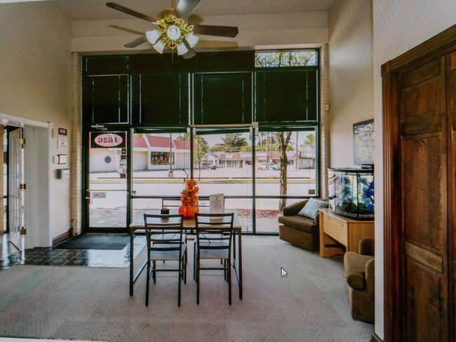 Primary Photo - 1626 Main St