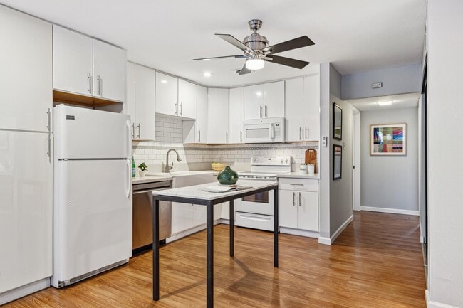 Building Photo - 1425 Lakeside Dr