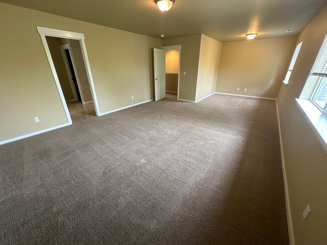 Building Photo - $500 Off 1st MONTH'S RENT, Eastside House,...