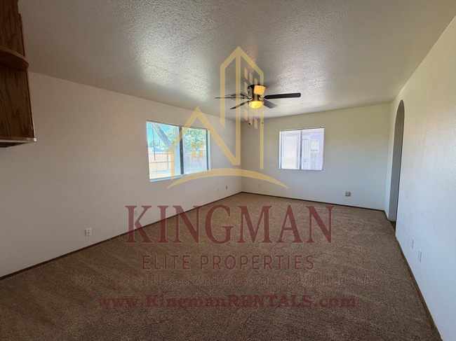 Building Photo - 3 Bedroom / 2 Bath Home with Courtyard Entry, Fireplace & Spacious Backyard