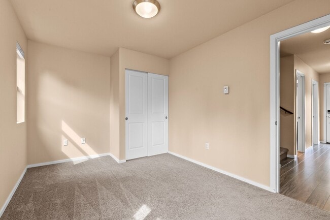 Building Photo - 4Bd/3.5Ba Mountlake Terrace Townhouse