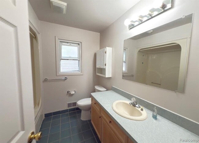 Building Photo - 846 Beaconsfield Ave