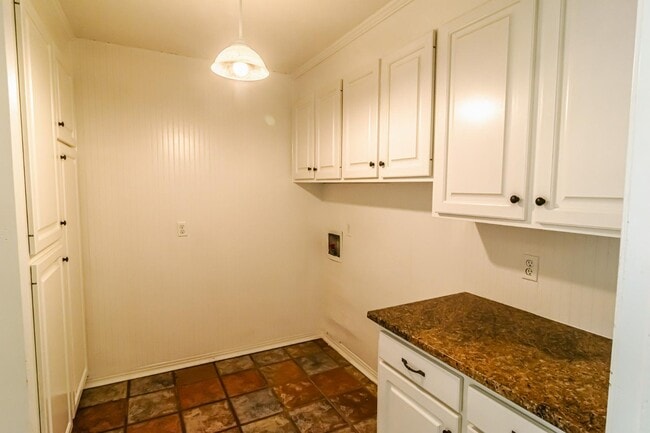 Building Photo - 703 Parker Dr