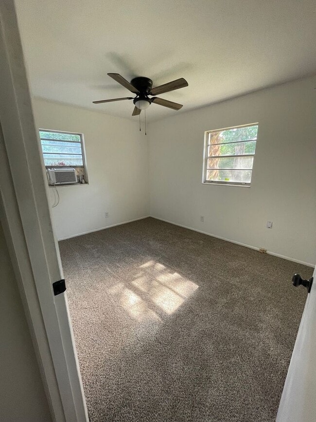 Building Photo - 4 Bed 1 Bath Home | Pet Friendly Fenced Yard | Washer Dryer Hook Ups | Section 8 Welcome