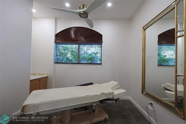 Building Photo - 411 N New River Dr E