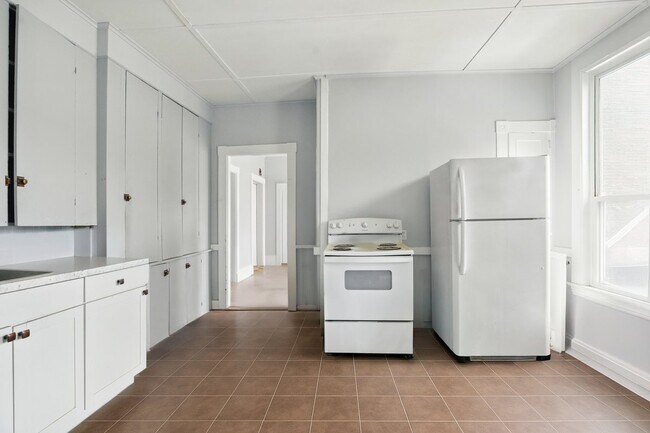 Building Photo - 310 Turner St