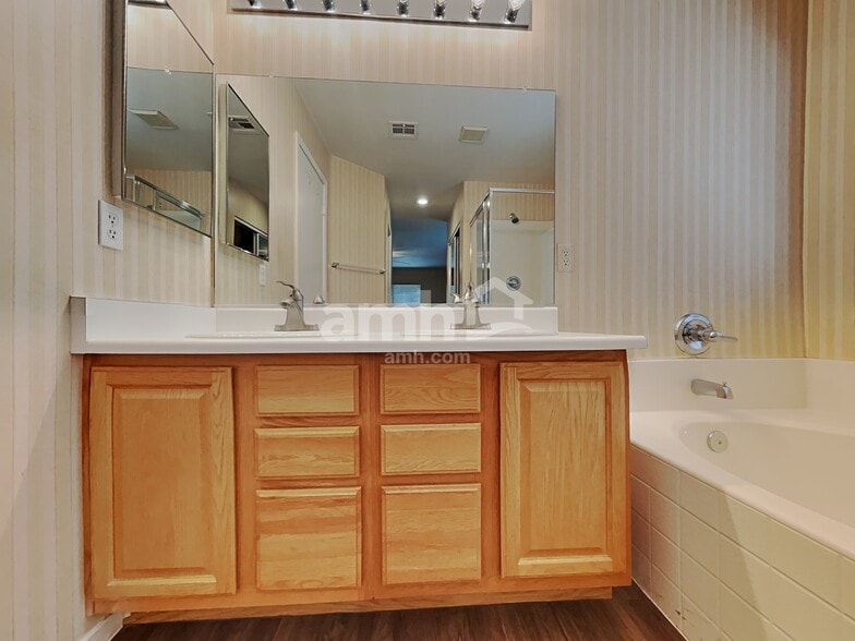 Building Photo - 2716 Peekskill Ave