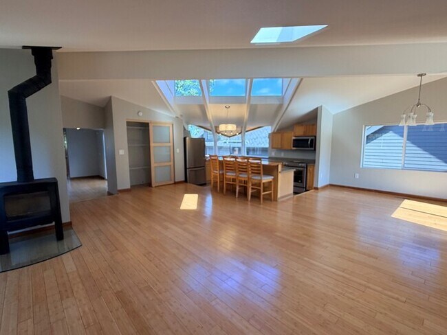 Building Photo - Spacious Home with Office, Studio, Workshop - Endless Possibilities!