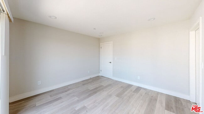 Building Photo - 953 N Mariposa Ave