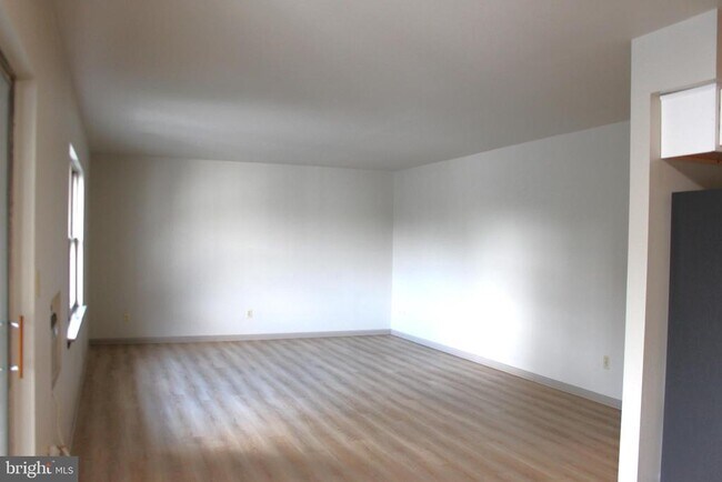Building Photo - 45 Eisenhower Dr